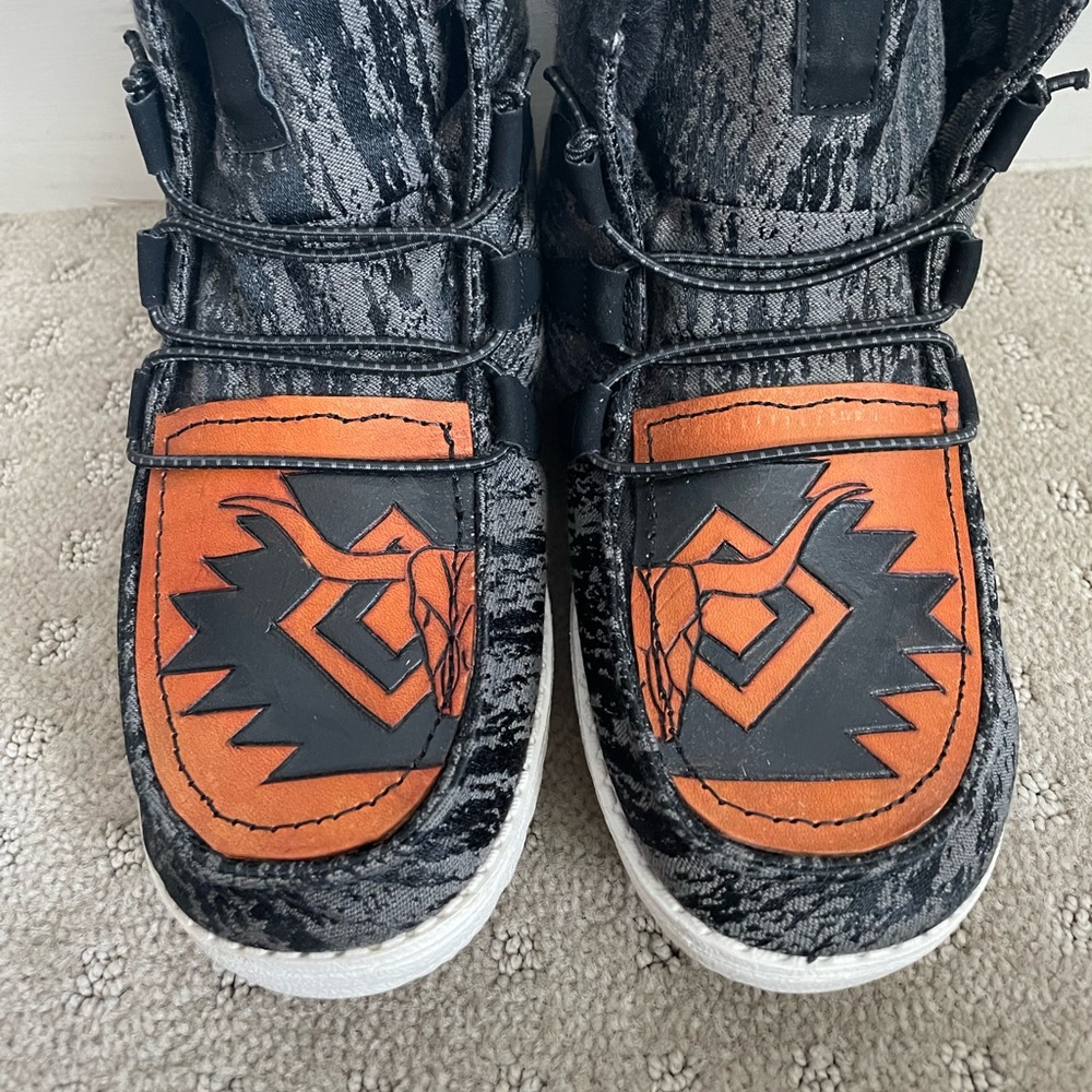 HEYDUDE custom leather boot NWOT. Size 6